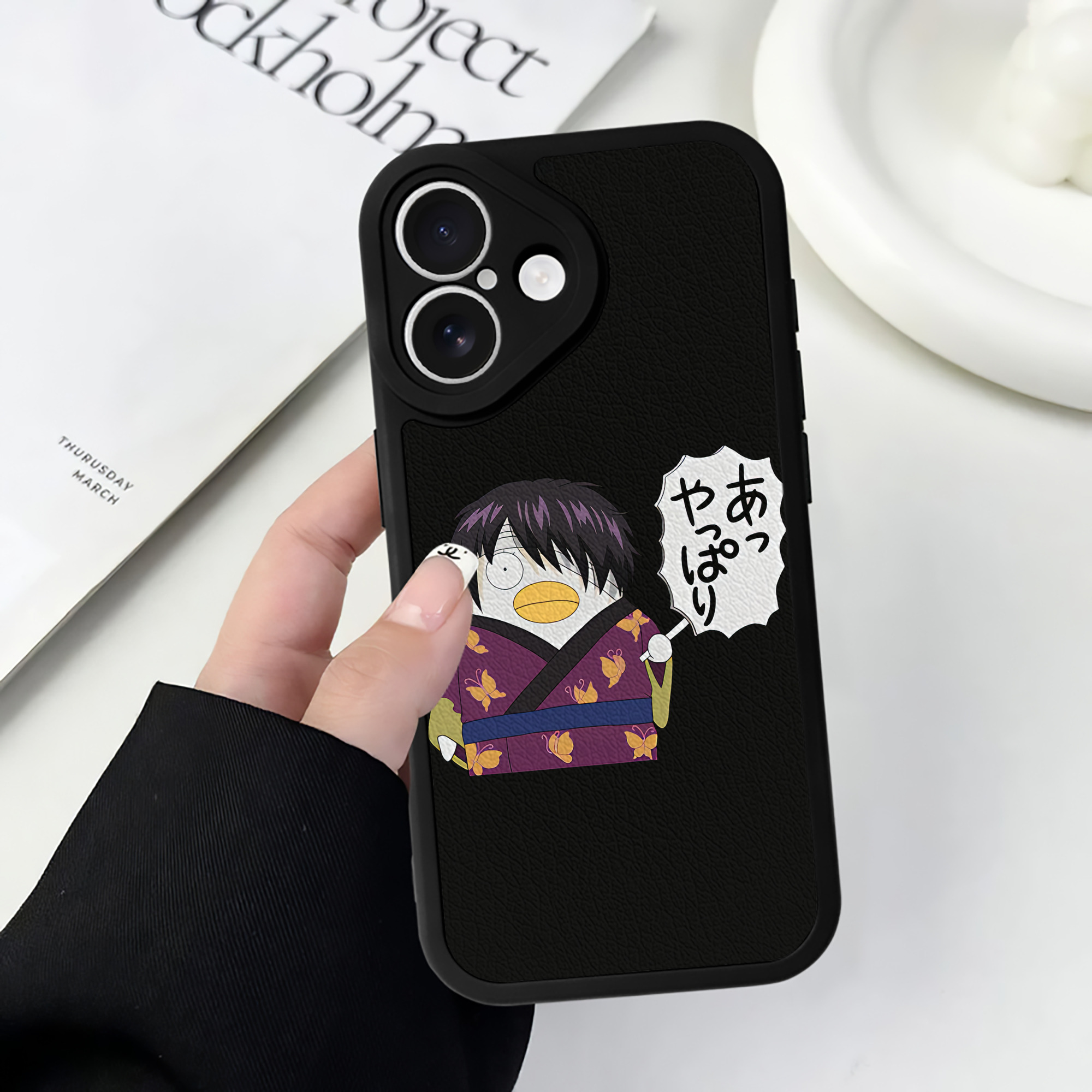（画像用） ぎんたま 坂田銀時（さかたぎんとき） 神楽 志村新八（しむら しんぱち） GINTAMA Sakata Gintoki Kagura Shimura Shinpachi 【iPhone 16シリーズ対応】シリコンスマホケース（レザー調） 材質：シリコン